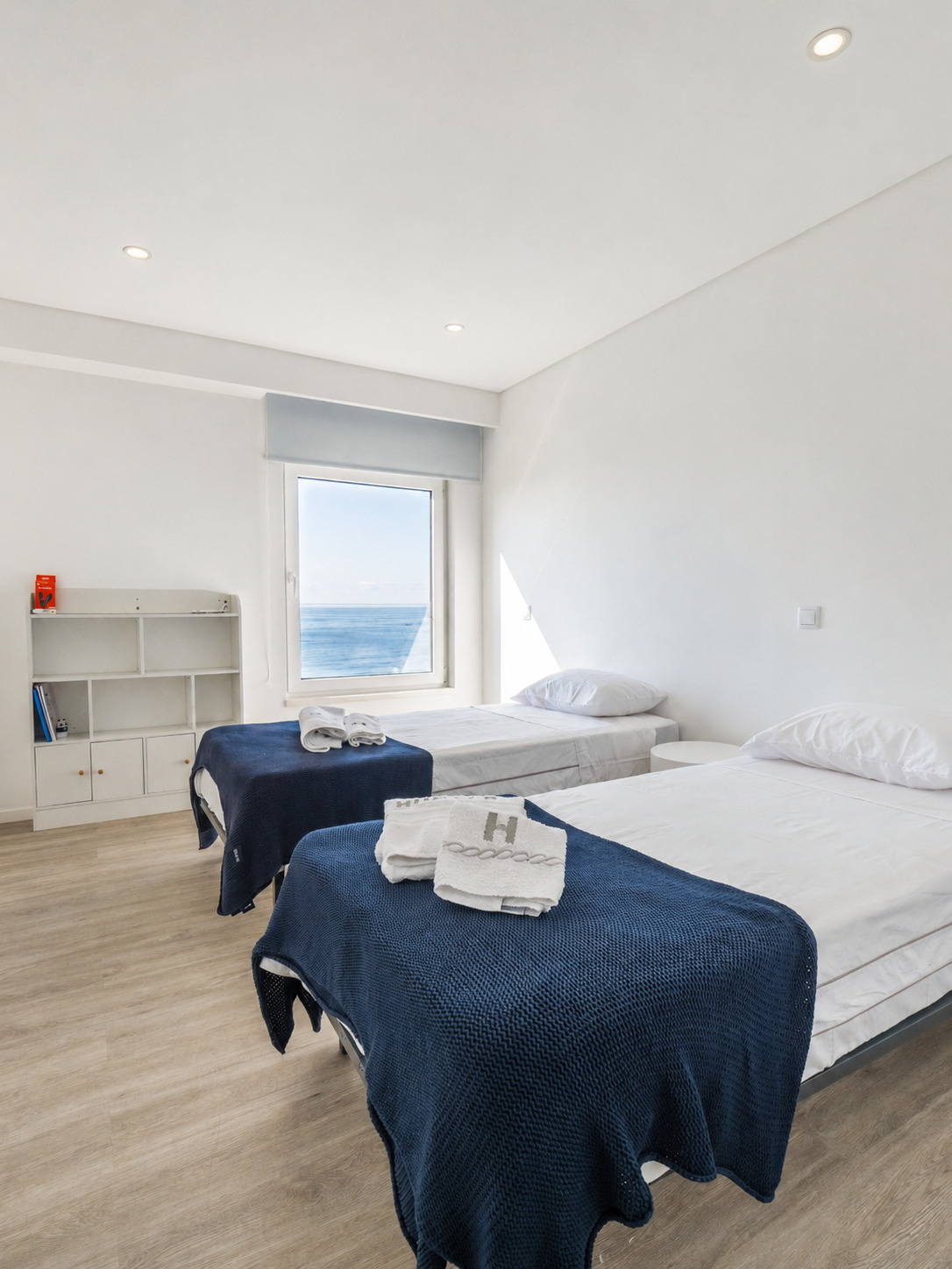 Quarto com duas camas individuais e vista mar