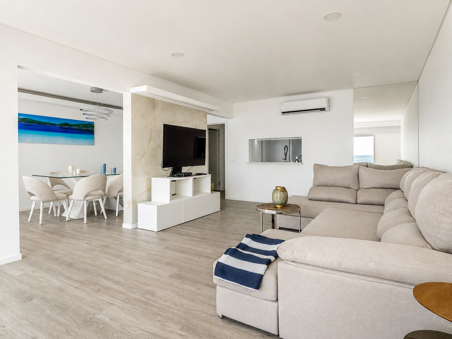 Sala de estar e jantar em plano aberto