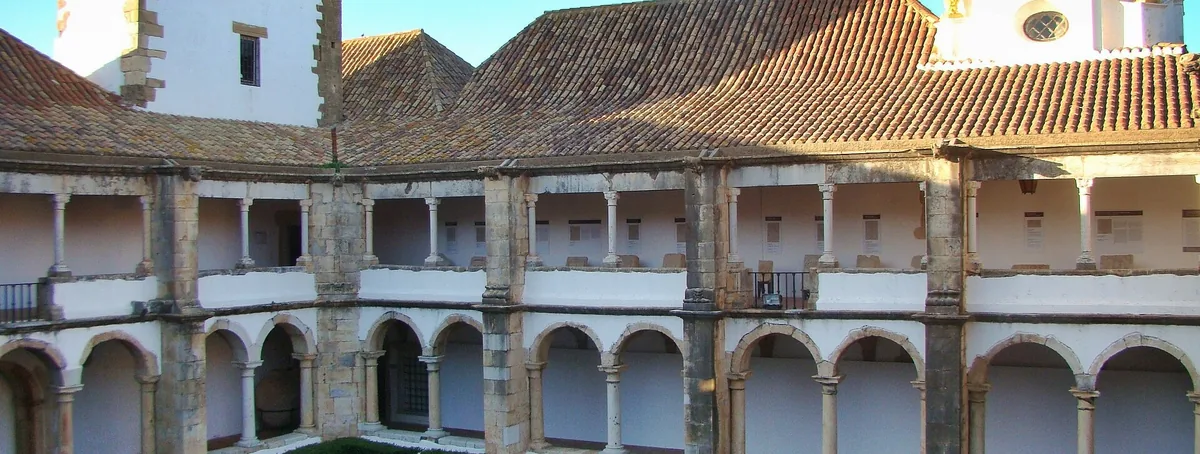 The arcaded cloister and tiled roofs of Faro’s municipal museum.