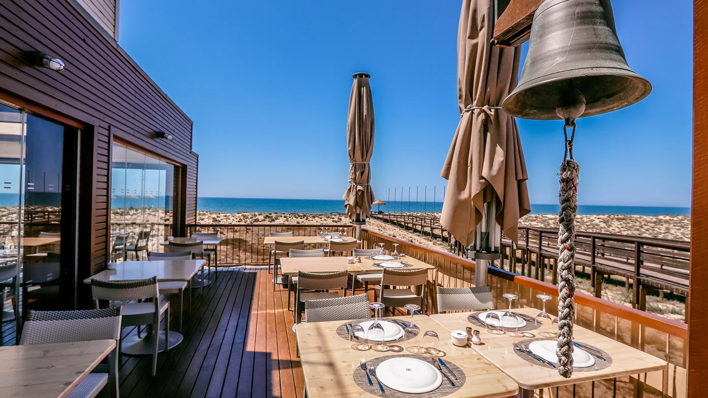 Restaurant terrace overlooking the coast at Restaurante 2 Passos.