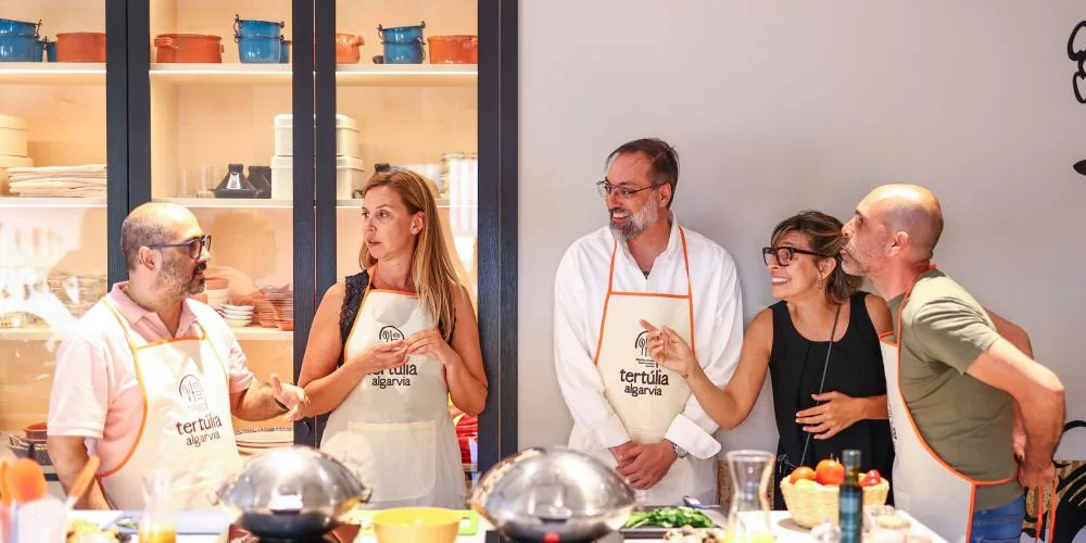 Guests and chef preparing food together at Tertúlia Algarvia.