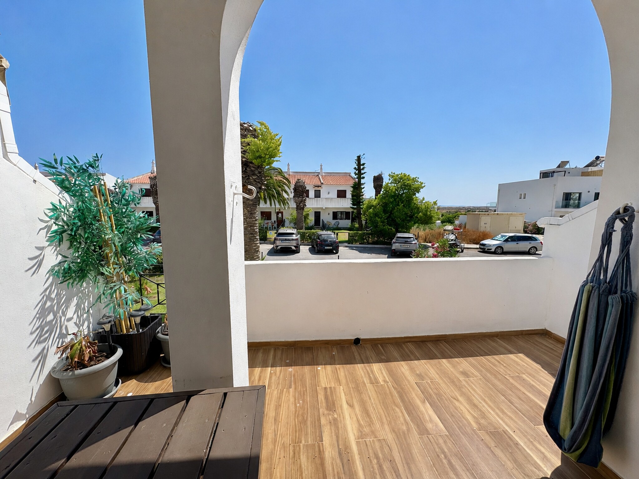 Terraço exterior coberto com arcos